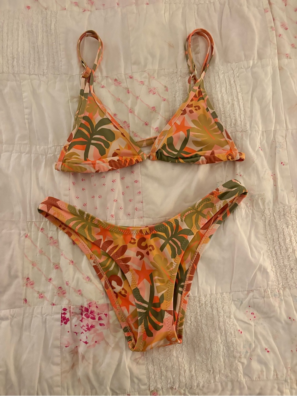 Kulani Kinis tropical bikini